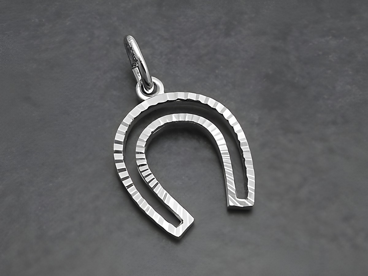 Silber Anhänger in Form eines Hufeisens, symbolisiert Glück und ist ideal für Reitsport-Fans. Hersteller ist Juwelier Harnisch, perfekter Glücksbringer.