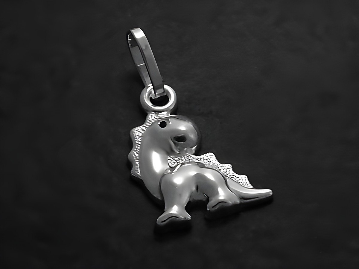 Dinosaurier Anhänger aus Sterling Silber, detailreich gestaltet, ideal für Tierliebhaber, gefertigt von Juwelier Harnisch, einzigartiges Schmuckstück für jeden Anlass.