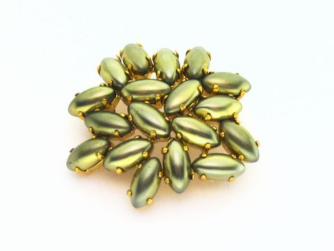 60270-0 Wunderschöne Damen Brosche in gefasst NEU von Juwelier Harnisch, entworfen aus schimmernden, ovalen Perlen in sanften Grüntönen, idealer Modeschmuck für jedes Outfit.