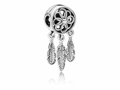 Detailansicht eines Pandora Silber Charms in Form eines spirituellen Traumfängers mit filigranem Blumenmuster und drei hängenden Federn. Ideal für persönliche Schmuckkollektionen.