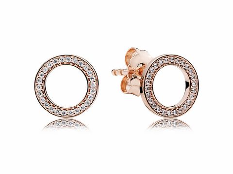 Zwei PANDORA Rose Stecker mit einem runden Design, umgeben von funkelnden Zirkonia-Steinen. Das PANDORA Logo ist sichtbar. Elegante und zeitlose Ohrschmuckstücke.