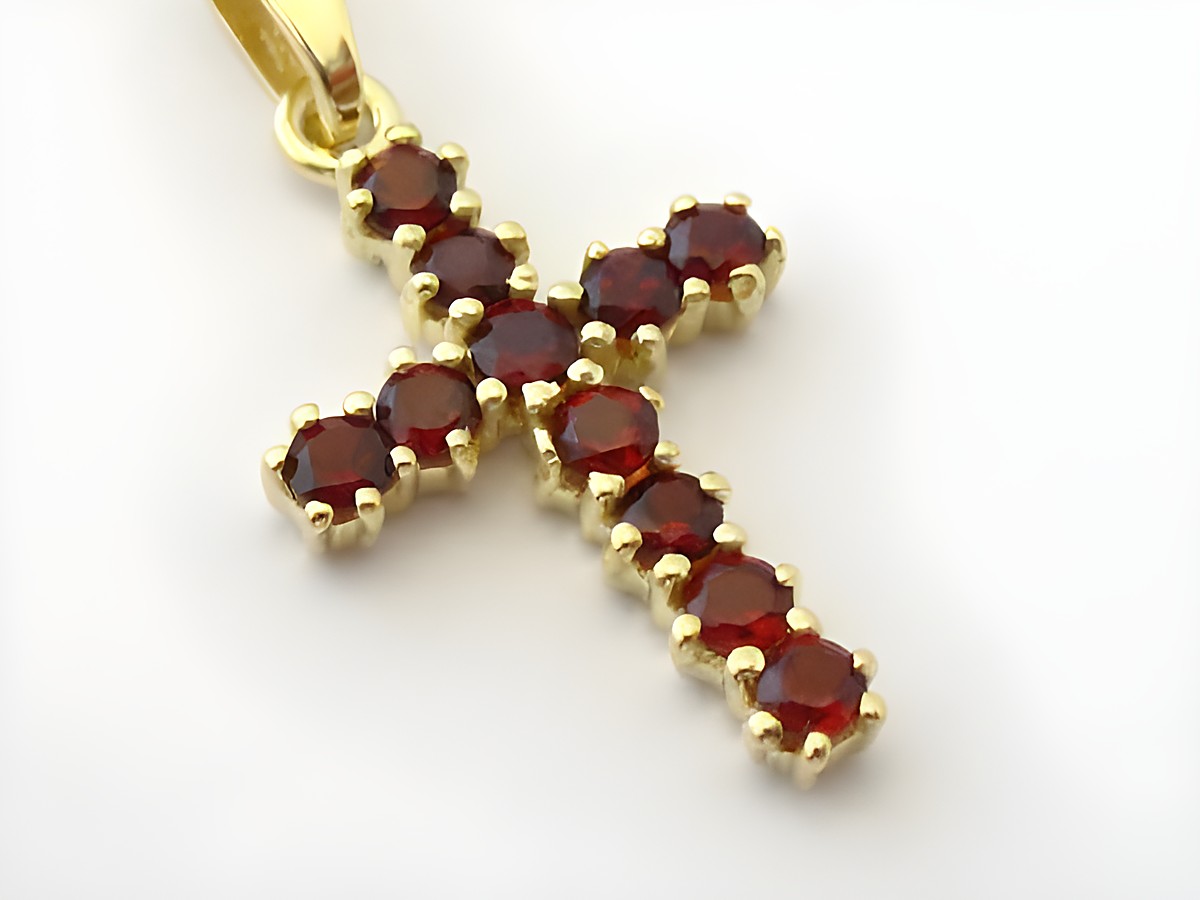 Goldkreuz mit echtem Granat in Gold 333, hergestellt von Juwelier Harnisch, dekoriert mit funkelnden roten Granatsteinen, ideal als Anhänger für einen eleganten Look. – Ansicht 2