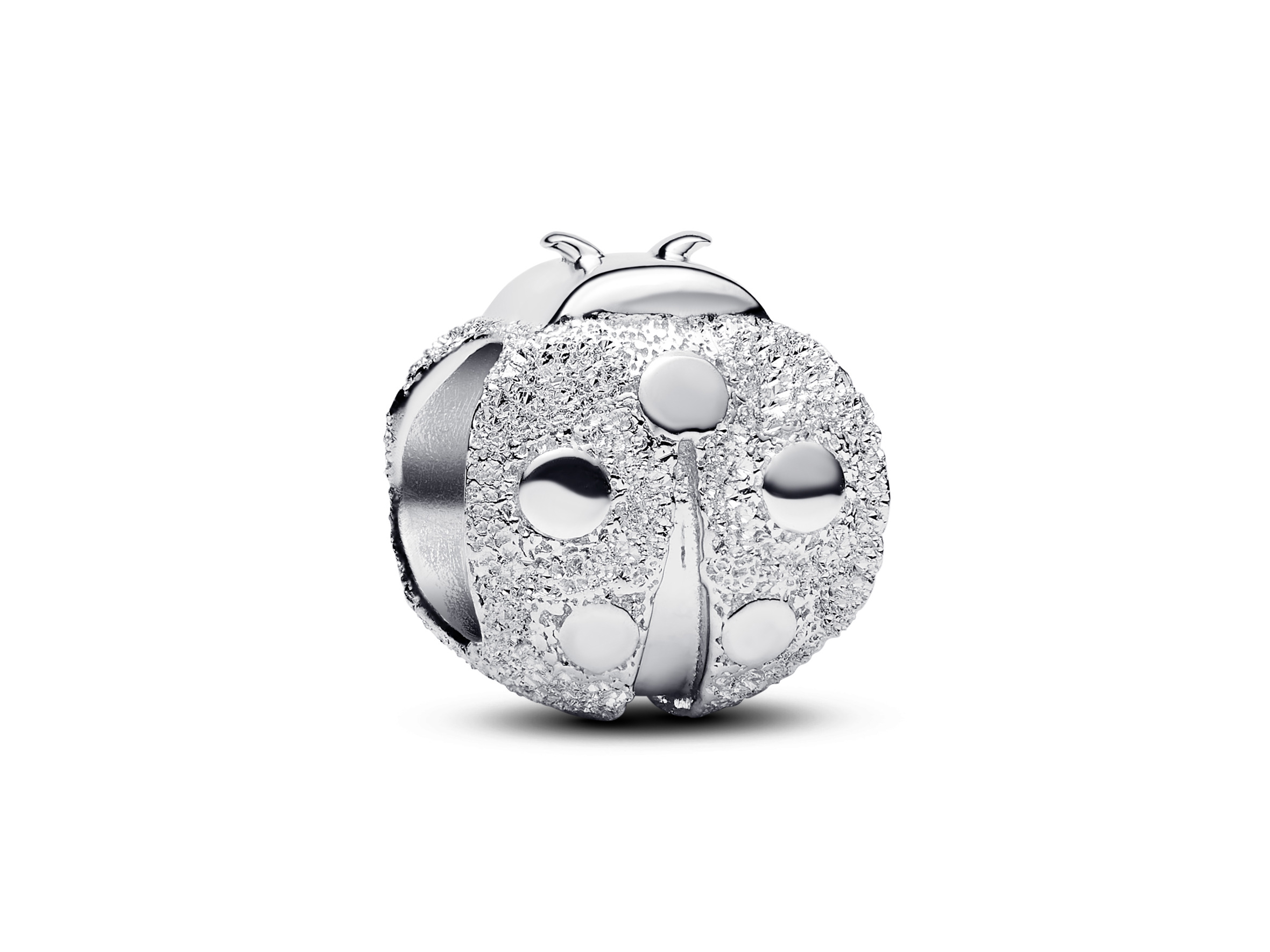 Strukturierter Marienkäfer Mini Charm in Silber von Pandora, ein zierliches Schmuckstück mit funkelnden Details und eleganter Verarbeitung, perfekt für eine individuelle Charm-Kette.