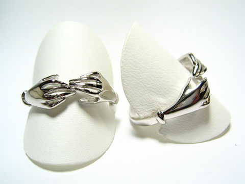 Silber Ring rhodiniert mit zwei Hände-Motiven, größenverstellbar, Hersteller: Juwelier Harnisch, ohne Stein, auf weißen Ringauffangern präsentiert.