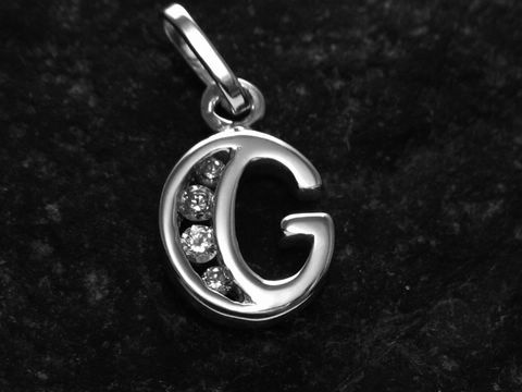 Silber rhodinierten Anhänger in Form des Buchstabens G mit Zirkonia, hergestellt vom Juwelier Harnisch. Der Anhänger hat ein elegantes Design und funkelt dezent.