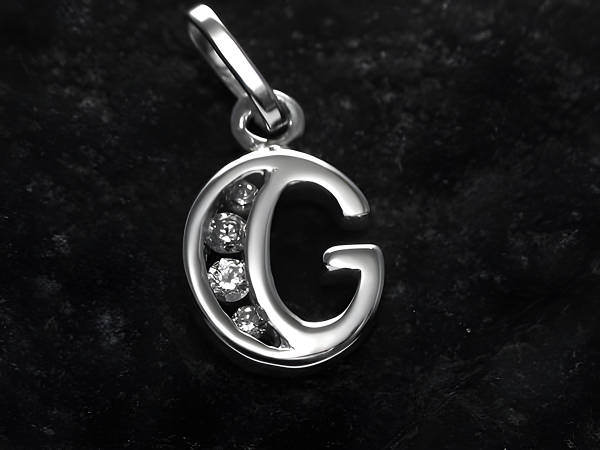 Silber rhodinierten Anhänger in Form des Buchstabens G mit Zirkonia, hergestellt vom Juwelier Harnisch. Der Anhänger hat ein elegantes Design und funkelt dezent.