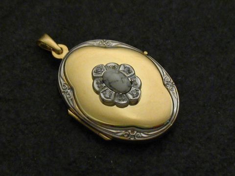 Weißes Howlite Medaillon mit Cabochon in Gold 585 bicolor und Brillanten, gefertigt vom Juwelier Harnisch, umgeben von elegantem Gelbgold 585.
