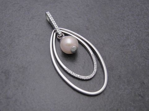 Design Sterling Silber Anhänger mit Zirkonia und Süßwasser Perle in ovaler Form, dekorativ und modern, hergestellt von Juwelier Harnisch, vielseitig einsetzbar.