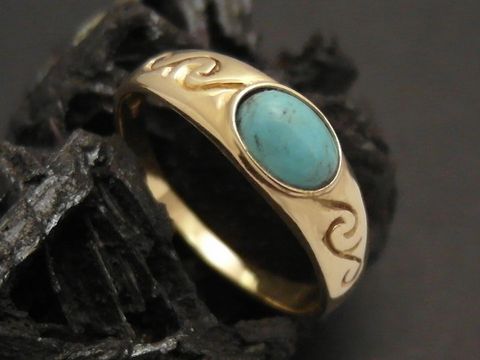 Ein nostalgischer Goldring aus Gold 333 mit einem Türkisstein, Größe 58, gefertigt vom Juwelier Harnisch, verziert mit geschwungenen Mustern.