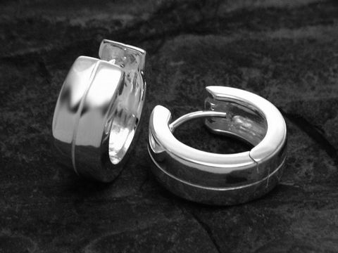 Creolen aus 925 Sterling Silber mit dezentem Schliff, hergestellt von Juwelier Harnisch, Durchmesser bis 15 mm, zeitloses und elegantes Design. Ideal für den Alltag oder besondere Anlässe.