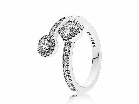 Abstrakter eleganter Silberring von Pandora mit Zirkonia in Größe 52. Der Ring hat eine schwungvolle Form und funkelnde Steine, die ihm einen stilvollen Look verleihen.