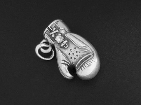 Silber Anhänger in Form eines Boxhandschuhs, sportlich gestaltet mit einem Brillant, aus 925 Silber, hergestellt von Juwelier Harnisch, ideal für Sportliebhaber.