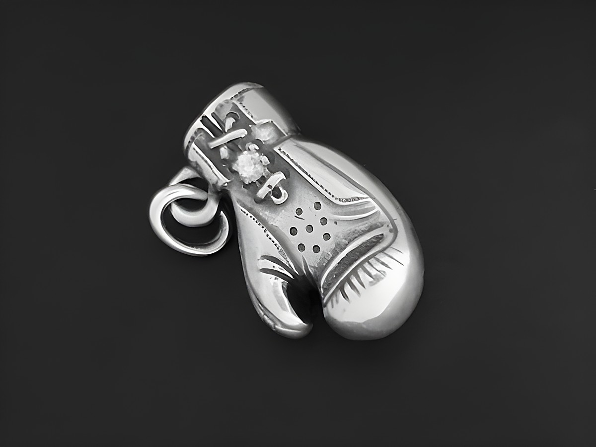 Silber Anhänger in Form eines Boxhandschuhs, sportlich gestaltet mit einem Brillant, aus 925 Silber, hergestellt von Juwelier Harnisch, ideal für Sportliebhaber.