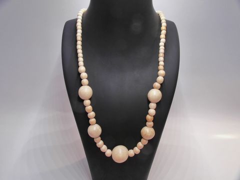 Holzkette mit 20 mm großen Kugeln in naturbraun, Länge 60 cm, hergestellt von Juwelier Harnisch, aus natürliche Materialien, elegantes Schmuckstück für jeden Anlass.