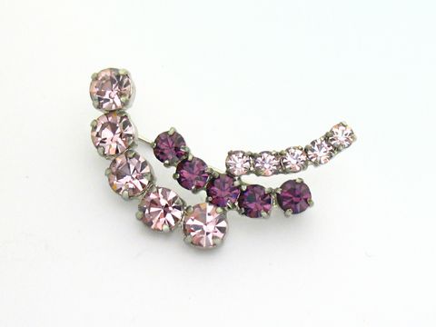 Strass Brosche in lila und rosé, gefasst, im Wellen-Design, hergestellt von Juwelier Harnisch, neu. Elegante Brosche mit funkelnden Kristallen für einen besonderen Look.
