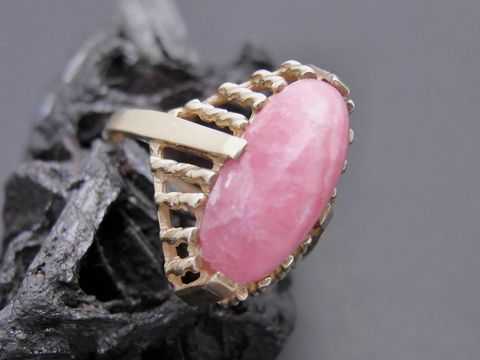 Goldring charismatisch mit Rhodochrosit in Gr. 56,5, Gold 333, Hersteller Juwelier Harnisch, geeignet bis Gr. 58/18,5, zeitloses Design und edle Verarbeitung.