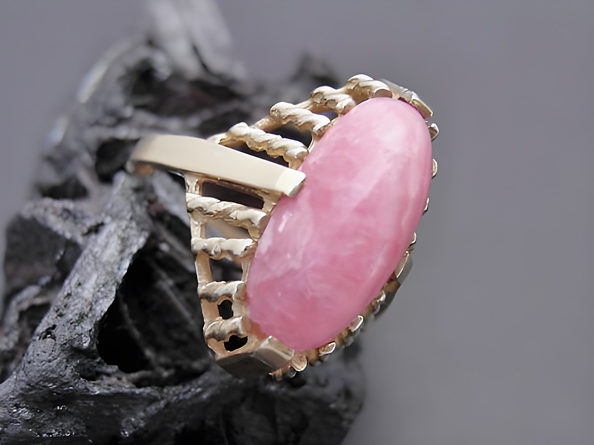 Goldring charismatisch mit Rhodochrosit in Gr. 56,5, Gold 333, Hersteller Juwelier Harnisch, geeignet bis Gr. 58/18,5, zeitloses Design und edle Verarbeitung.