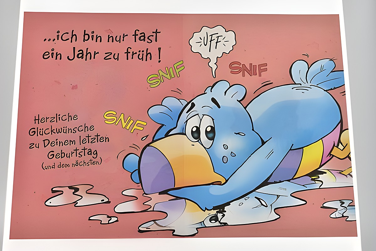 Eine Geburtstagskarte mit einem weinenden Vogel auf pinkem Hintergrund. Der Vogel wirkt traurig und hat Text, der humorvoll auf den verpassten Geburtstag hinweist. Hersteller: Juwelier Harnisch. – Ansicht 2