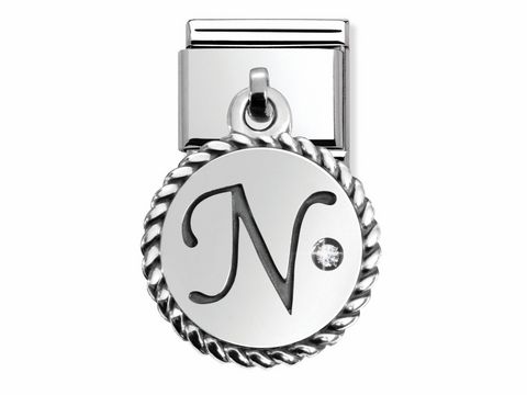 CHARMS LETTERS Buchstaben Silber N 031715 14 von Nomination zeigt einen eleganten Anhänger mit einem N und einem funkelnden Stein in der Mitte, umgeben von einem gedrehten Rand.
