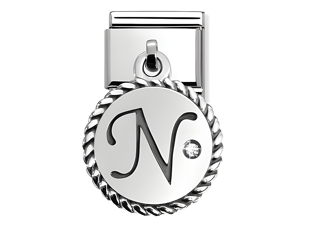 CHARMS LETTERS Buchstaben Silber N 031715 14 von Nomination zeigt einen eleganten Anhänger mit einem N und einem funkelnden Stein in der Mitte, umgeben von einem gedrehten Rand.