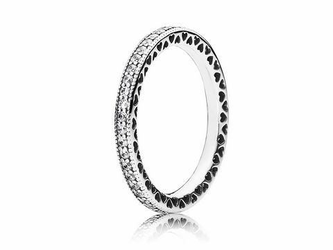 Silberner Ring von Pandora mit klaren Zirkonia und unendlichen Herzen, Größe 58, elegantes Design, ideal als Schmuckstück oder Geschenk.