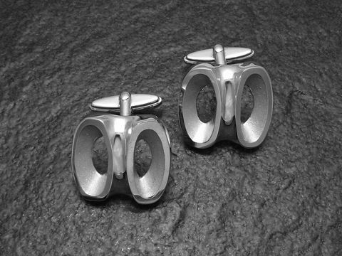 Manschettenknöpfe aus echtem Silber im Design der 70er Jahre, original und neu, hergestellt von Juwelier Harnisch, elegante Form und stilvolle Optik für besondere Anlässe.