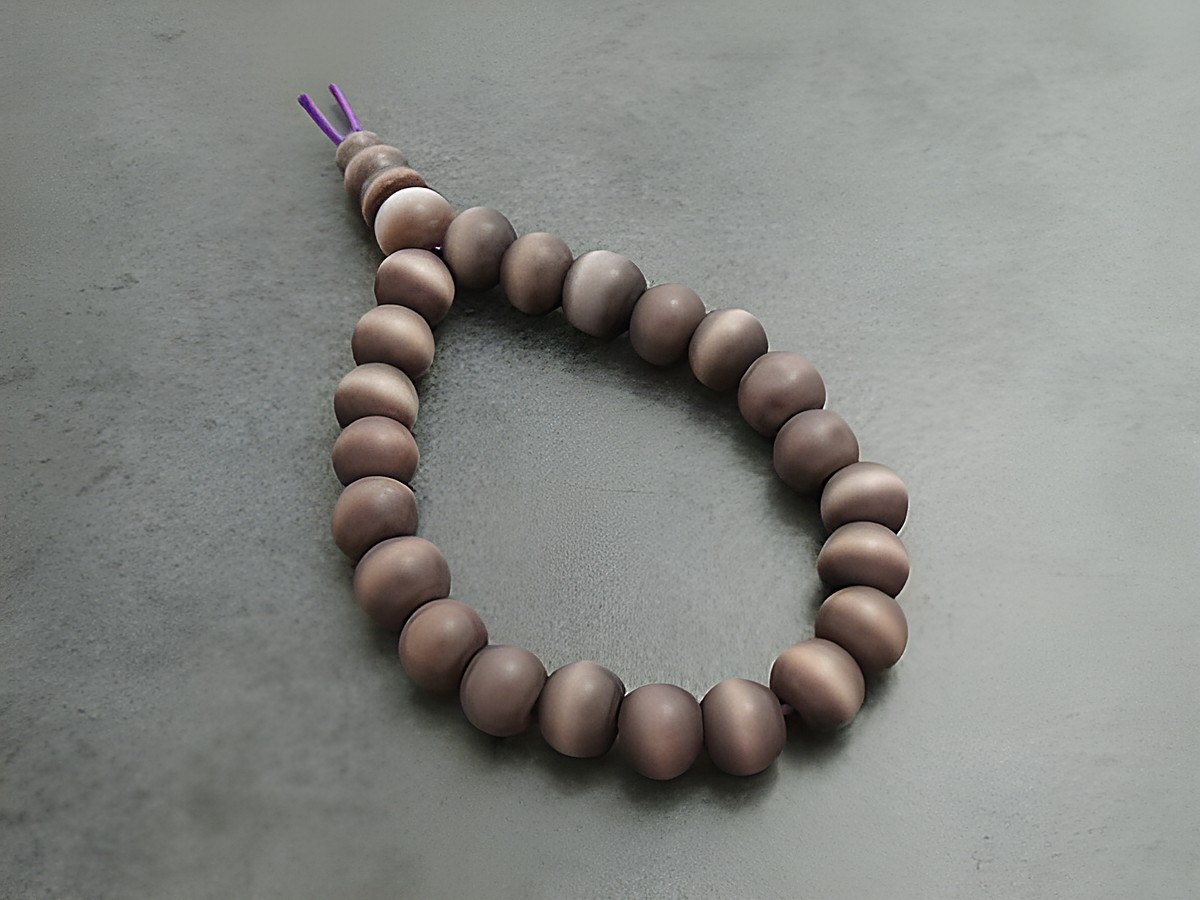 Powerarmband mit Gummizug in dunkellila, Reihe aus Glassteinen, Größe 13 cm, elegant und stilvoll, ideal für den täglichen Gebrauch oder besondere Anlässe.