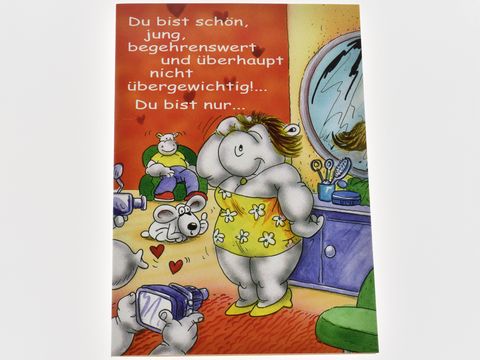 Eine Comic-Geburtstagskarte mit einem Nilpferd in einem gelben Kleid, das sich fröhlich im Spiegel betrachtet, umgeben von einem Hund und mehreren Kameras. Der Text lobt das Aussehen.