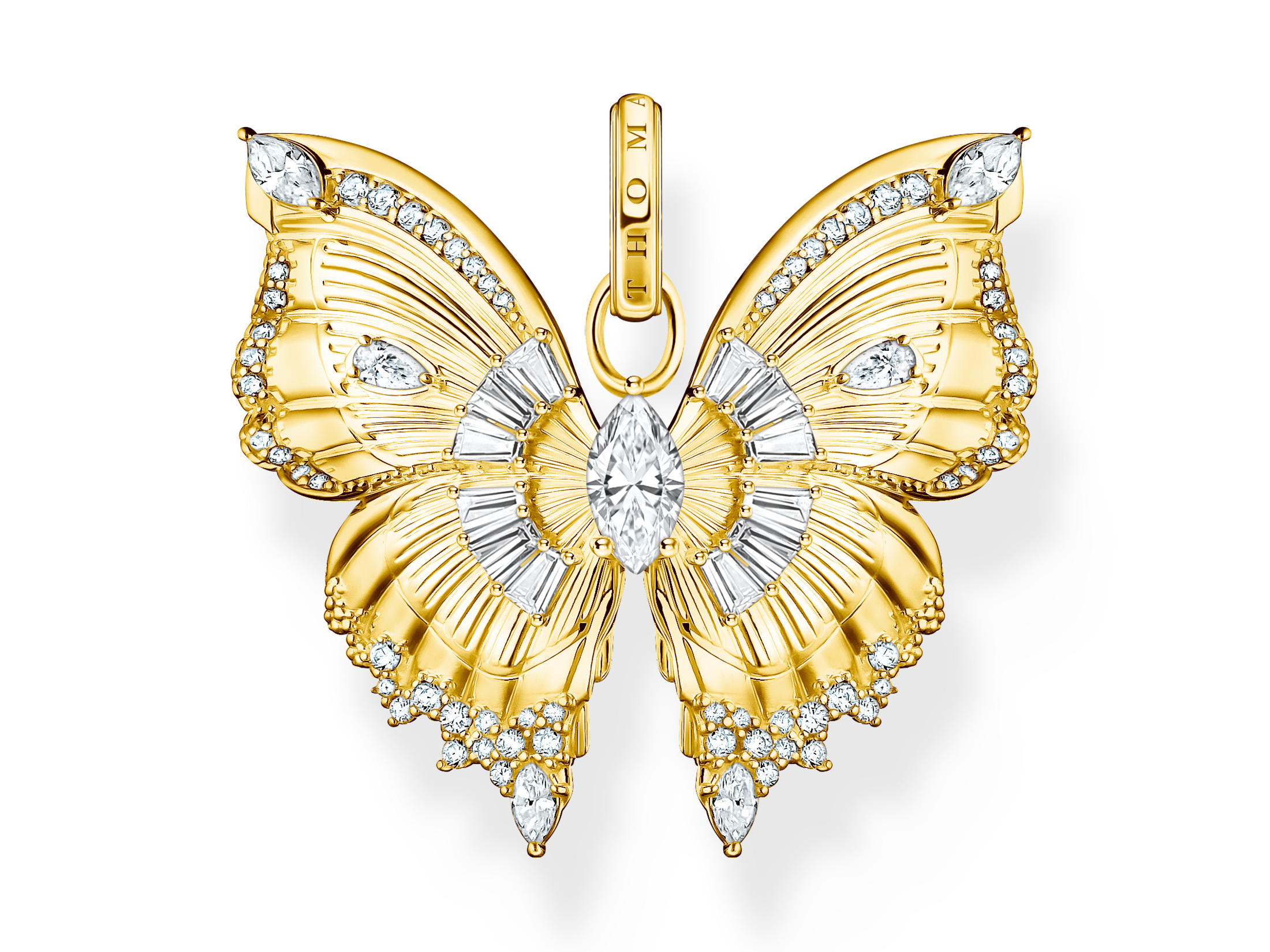 Der Anhänger zeigt einen filigranen Schmetterling aus vergoldetem Silber, verziert mit funkelnden Zirkonia-Steinen in verschiedenen Formen, der Eleganz und Leichtigkeit ausstrahlt.