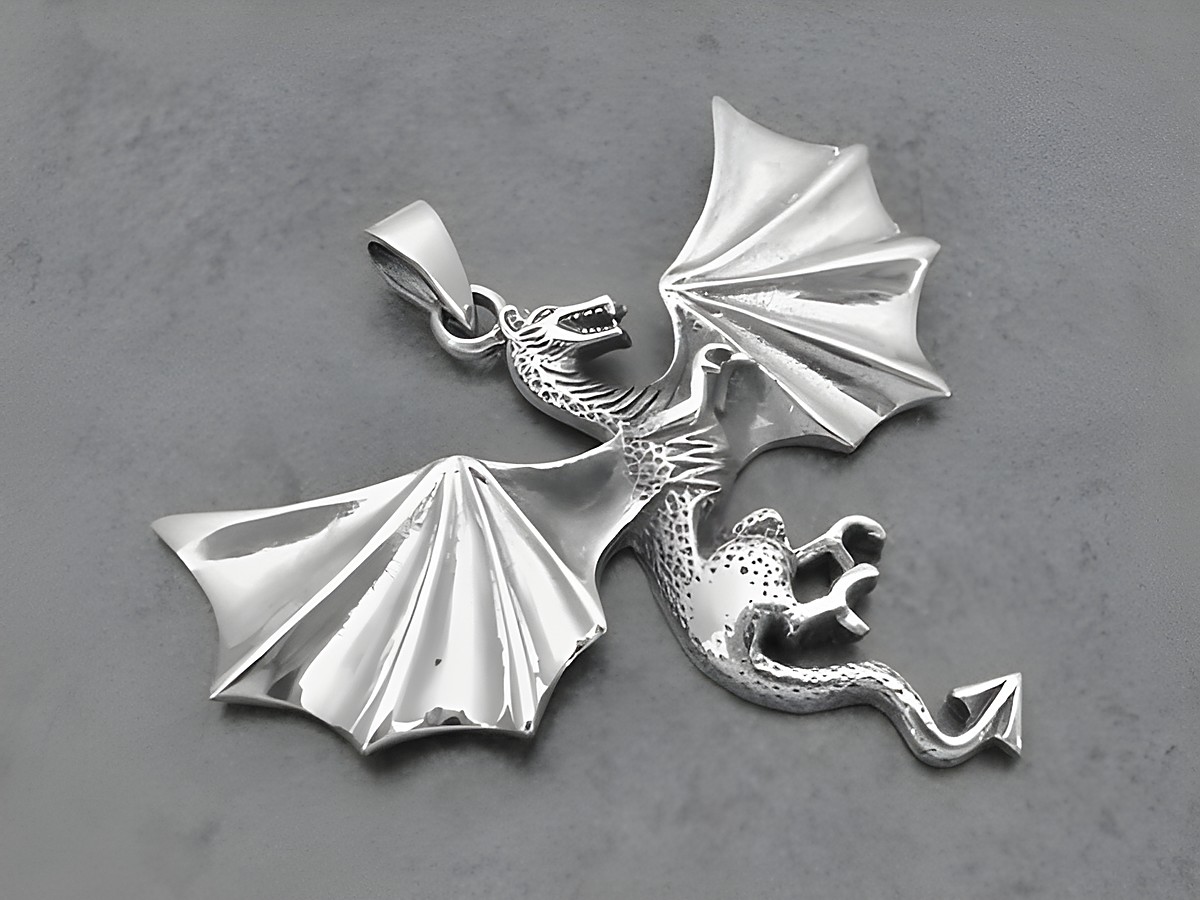 Silber Anhänger in Drachenform, fantastisches Design, Hersteller Juwelier Harnisch, detailreiche Ausführung, ideal für Tierliebhaber und Fantasiefans.