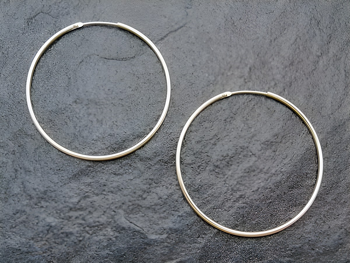 Gold Creolen 4,4 cm aus Gold 585, 1,5 mm dick, elegantes Design, hergestellt von Juwelier Harnisch, perfekt für jeden Anlass, bis 45 mm Durchmesser.