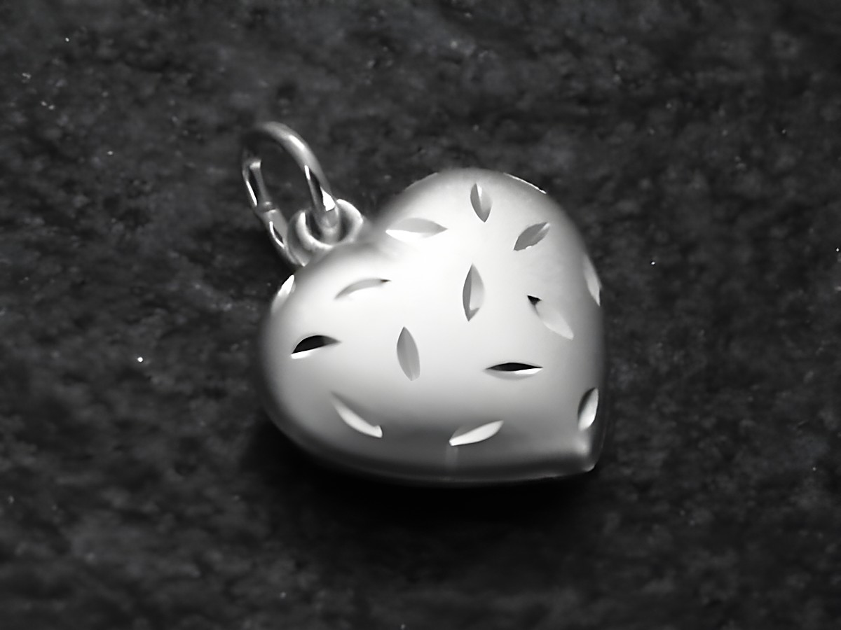 Herz Anhänger dezent aus Sterling Silber teilmattiert von Hersteller Juwelier Harnisch, plastisch gestaltet mit feinen Mustern auf der Oberfläche.