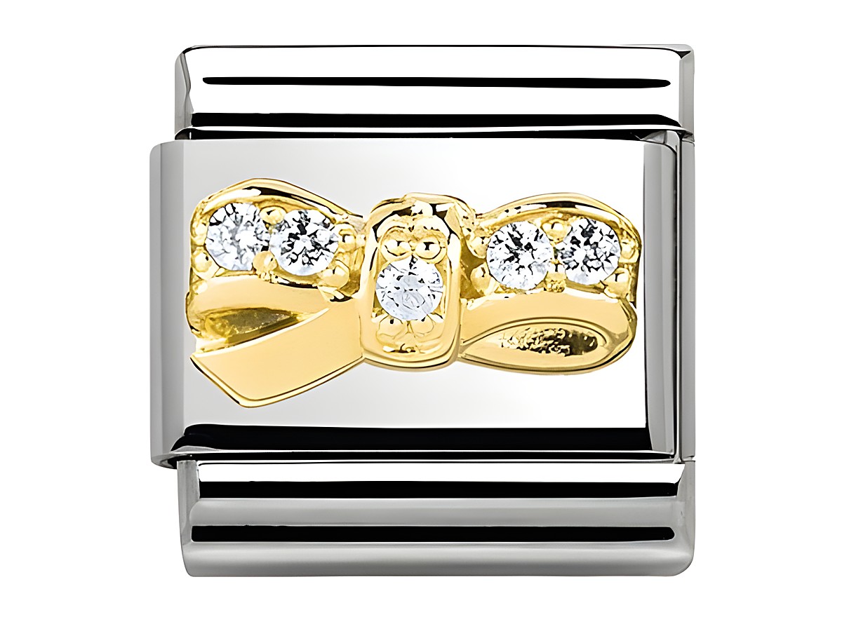 Goldene Schleife mit Zirkonia auf silberner Fläche, funkelndes Design von Nomination, perfekt für Armbänder. Elegant und vielseitig einsetzbar, ideal für besondere Anlässe.