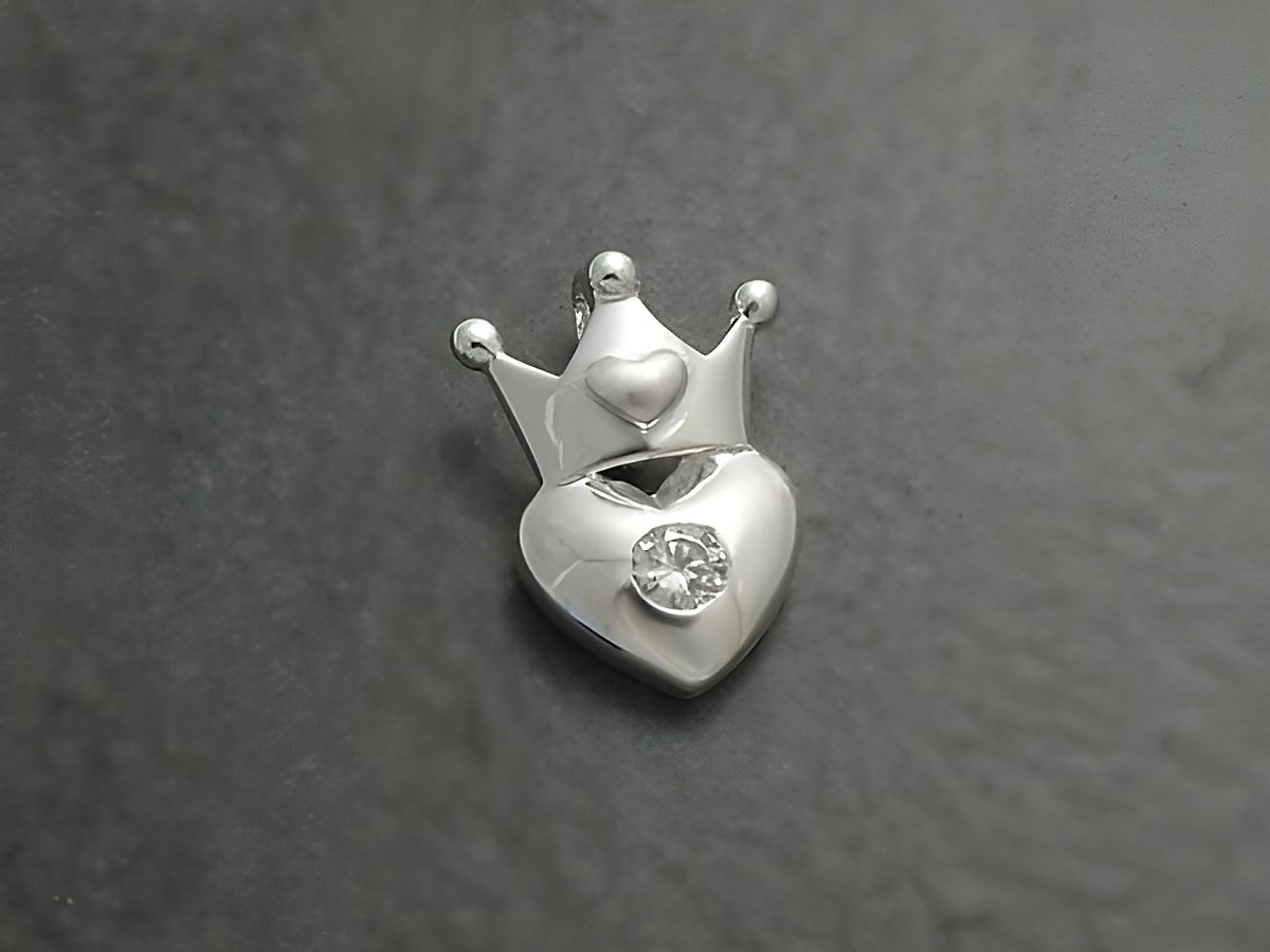 Anhänger Herz und Krone aus Sterling Silber 925 mit Zirkonia, hochwertig verarbeitet vom Hersteller Juwelier Harnisch, ideal für stilvolle Schmuckstücke.
