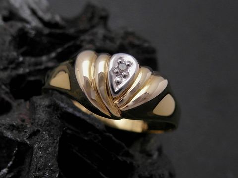 Imposanter Goldring aus 585 bicolor mit Diamanten, Größe 56,5 bis 58/18,5, Hersteller: Juwelier Harnisch. Elegantes Design für jeden Anlass.