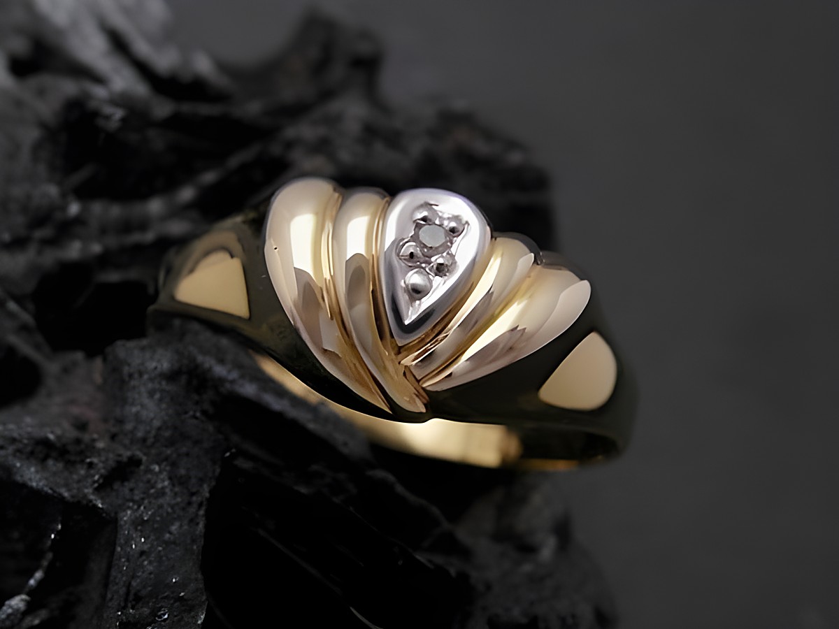 Imposanter Goldring aus 585 bicolor mit Diamanten, Größe 56,5 bis 58/18,5, Hersteller: Juwelier Harnisch. Elegantes Design für jeden Anlass.