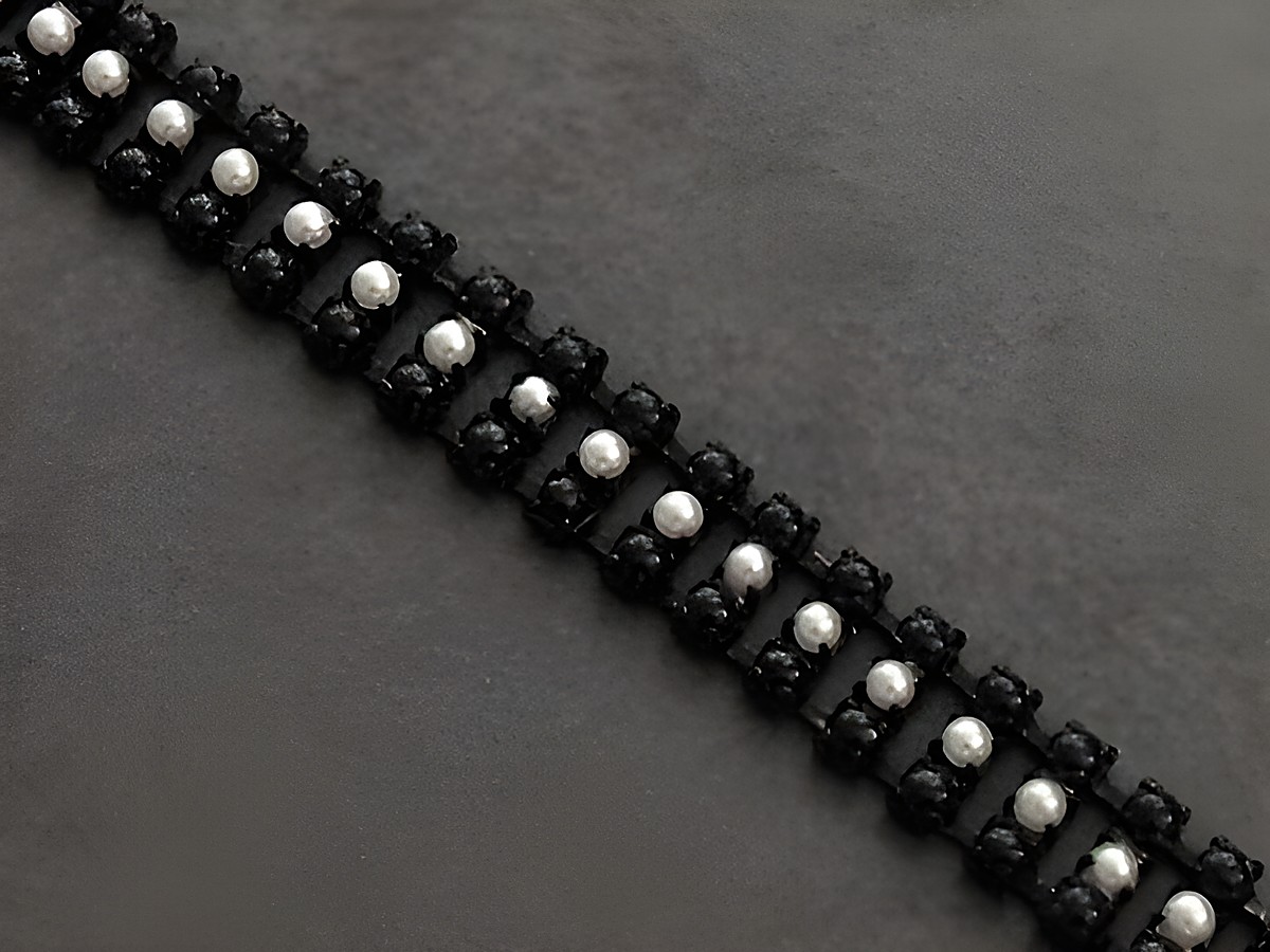 Modeschmuck Armband in Schwarz und Weiß, 18 cm lang, hergestellt von Juwelier Harnisch. Das Armband besteht aus Strass und zeigt ein elegantes Design mit wechselnden schwarzen und weißen Elementen.