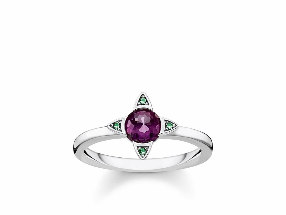 Ring von Thomas Sabo aus Sterling Silber mit einem violetten Glas-Keramik Stein in der Mitte und grünen Akzenten, Größe 54, Modell TR2263-667-13-54.