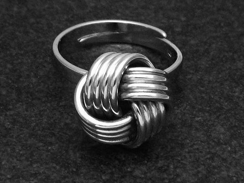Silberring rho, verschlungen, Größe weit verstellbar, Hersteller Juwelier Harnisch, ohne Stein, rhodiniert, elegantes Design mit harmonischem Knotenmotiv.