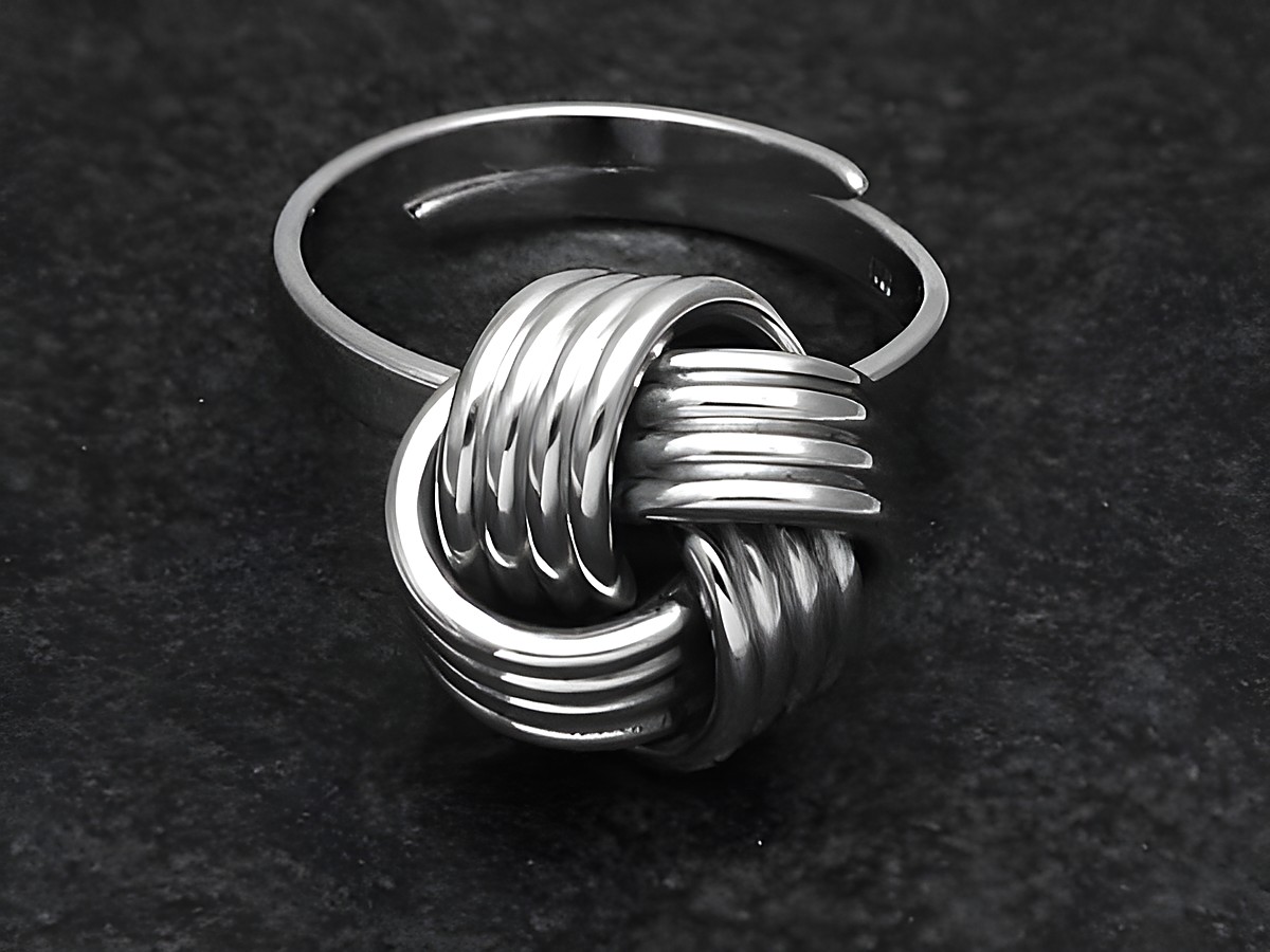 Silberring rho, verschlungen, Größe weit verstellbar, Hersteller Juwelier Harnisch, ohne Stein, rhodiniert, elegantes Design mit harmonischem Knotenmotiv.