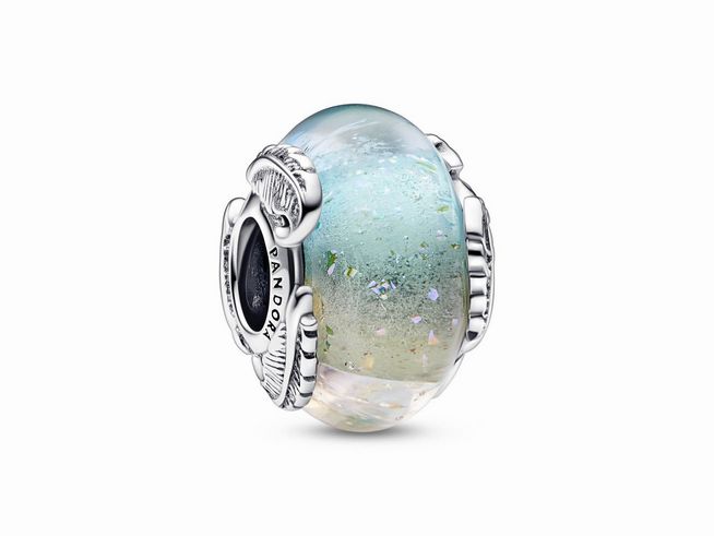 Pandora Charm 792577C00 in Form eines mehrfarbigen Feder-Anhängers aus Silber, verziert mit Murano-Glas in sanften Blau- und Grüntönen sowie eingearbeiteten Glitzerpartikeln.