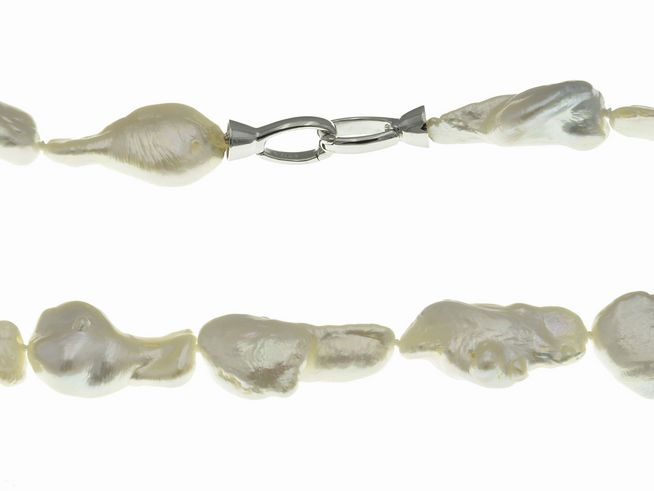 Perlenkette mit einer Länge von 43 cm, aus silber rhodinierten, barocken Zuchtperlen in Weiß, Hersteller Juwelier Harnisch, klassisches Design mit hochwertigem Verschluss.