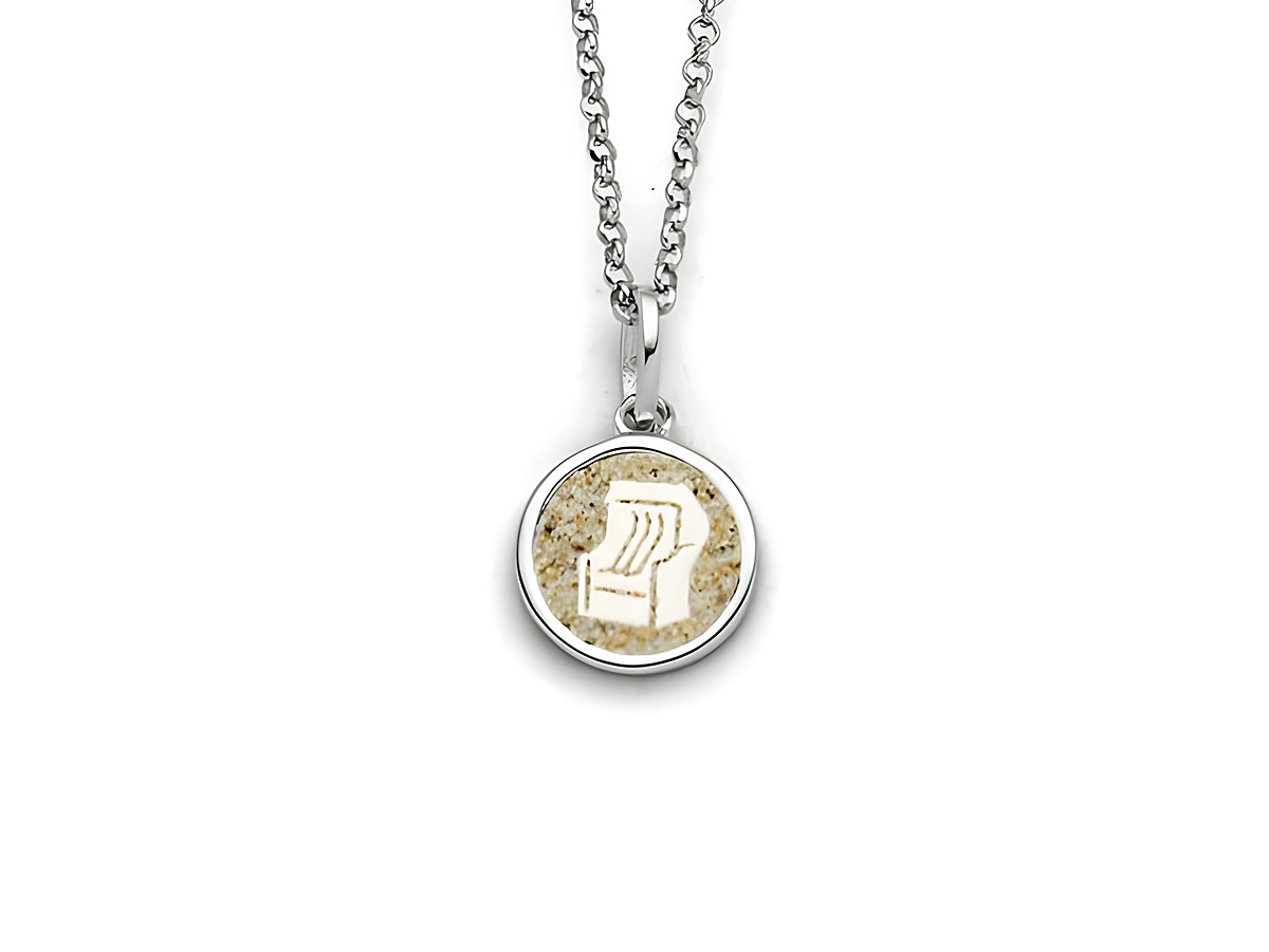 Sterling Silber Kette mit einem Anhänger in Form eines Strandkorbs, gefüllt mit Strandsand, perfekt für Strandliebhaber und als modisches Accessoire.