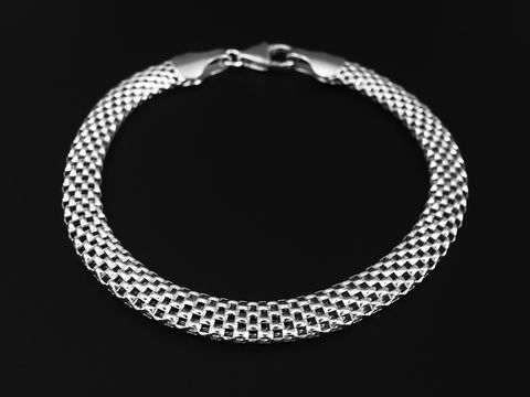 Armband Geflecht aus Silber rhodiniert mit einer Länge von 19 cm und Karabinerverschluss, vom Hersteller Juwelier Harnisch, ohne Stein, auf schwarzem Hintergrund dargestellt.