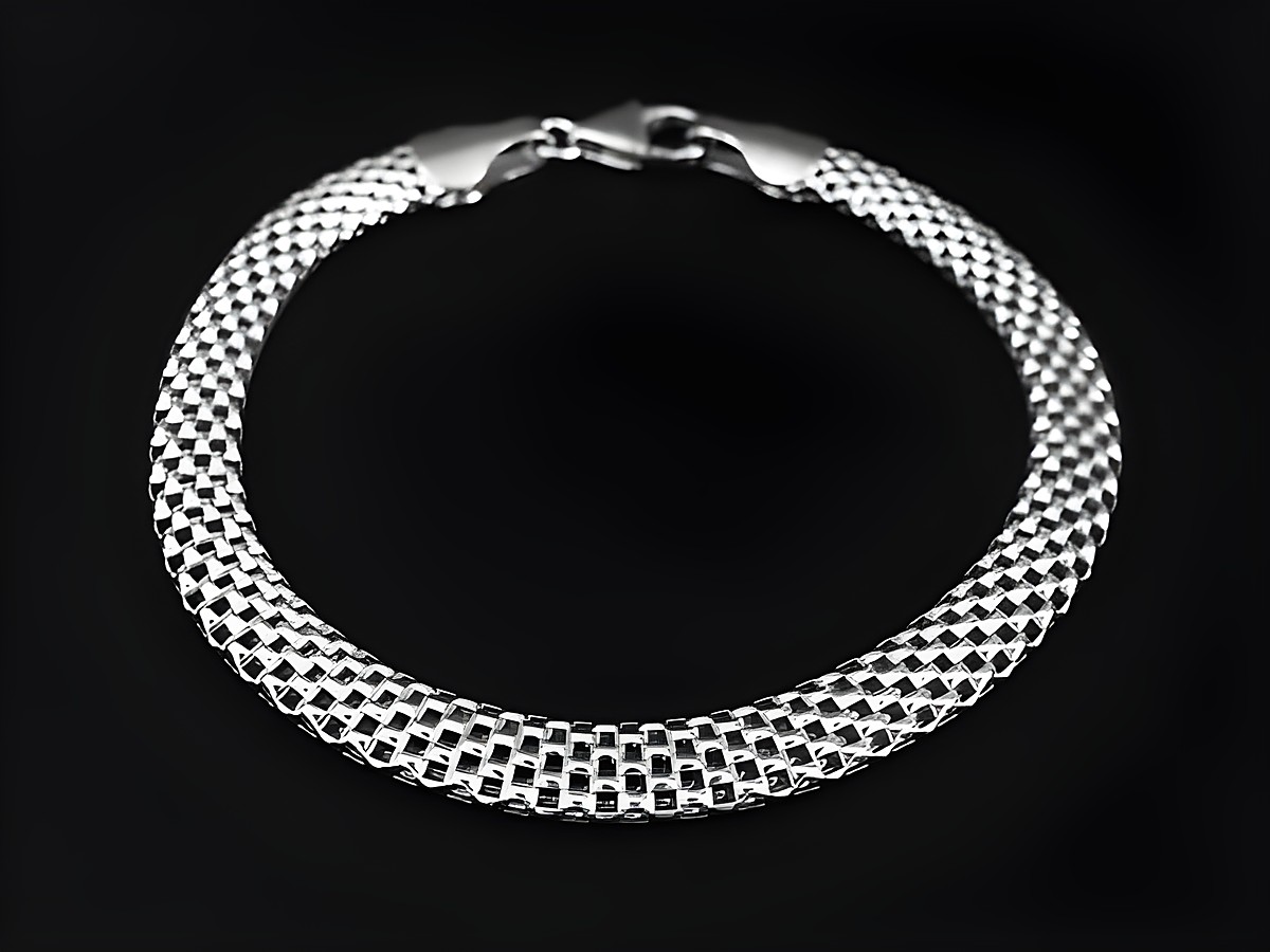 Armband Geflecht aus Silber rhodiniert mit einer Länge von 19 cm und Karabinerverschluss, vom Hersteller Juwelier Harnisch, ohne Stein, auf schwarzem Hintergrund dargestellt.