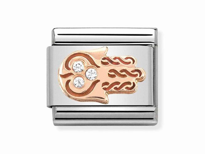 Nomination Classic Roségold Zirkonia 430305 33 Fatimas Hand zeigt ein elegantes Anhängermotiv in Roségold mit Zirkonia-Steinen auf einem silbernen Hintergrund.