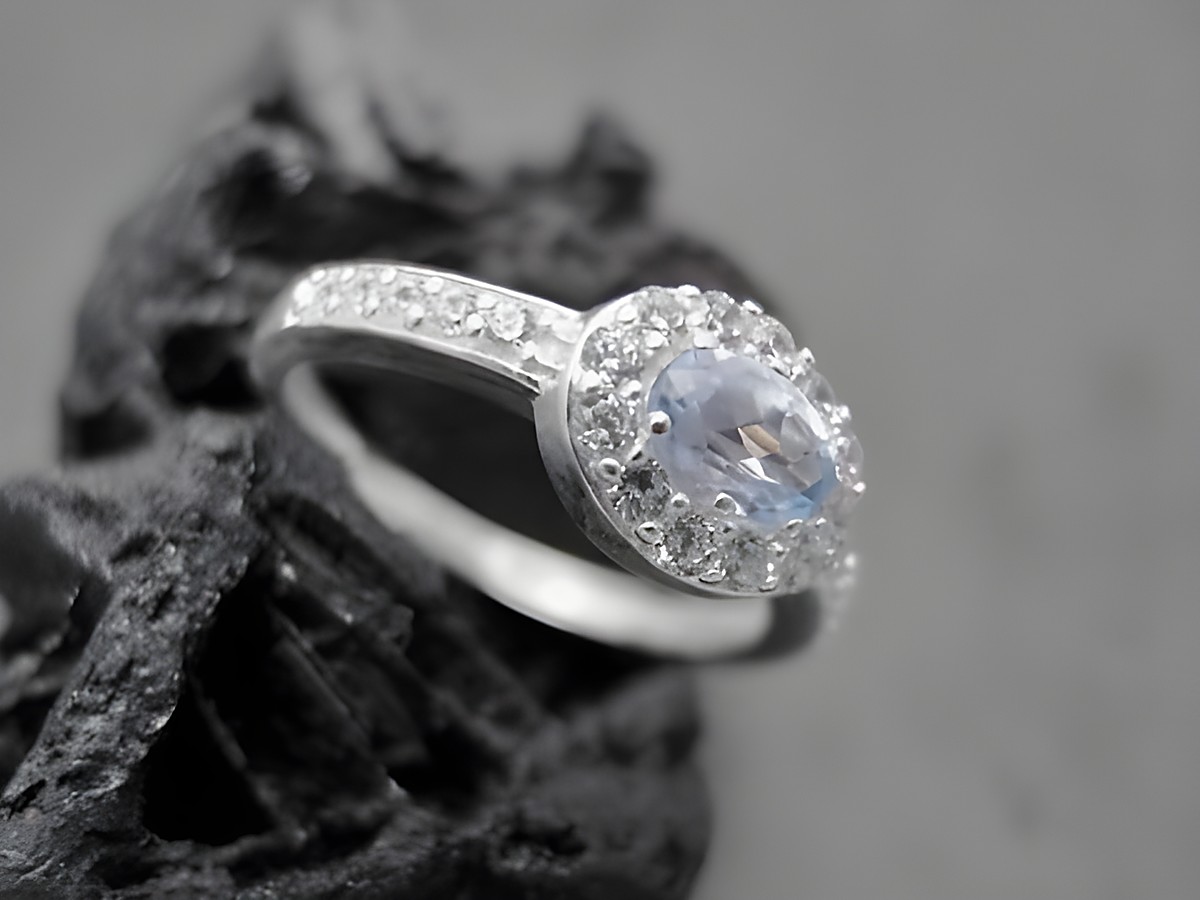 Ovaler Silberring aus Sterling Silber mit Blautopas und Zirkonia, Größe 54, gefertigt von Juwelier Harnisch, funkelt elegant mit strahlendem Schmuckdesign.