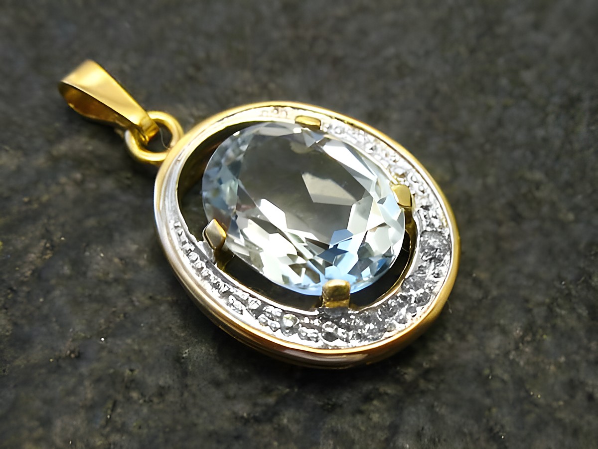 Gold Anhänger BICOLOR mit Diamant und Aquamarin, hergestellt von Juwelier Harnisch, verziert mit funkelnden Diamanten und Brillianten, elegantes und zeitloses Schmuckstück.