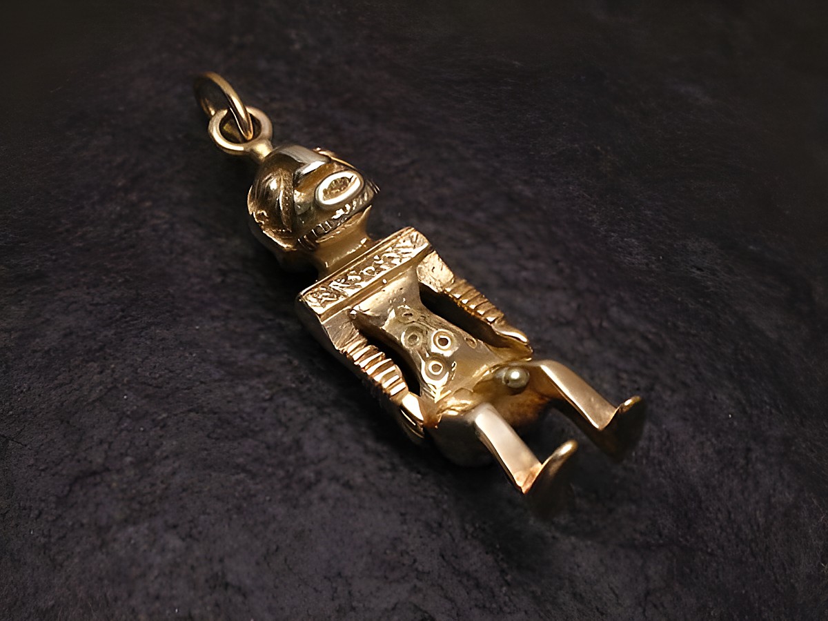 Indiander-Skulptur Anhänger aus massivem, vergoldetem Silber, gefertigt vom Juwelier Harnisch, detaillierte Ausführung mit traditionellem Design.
