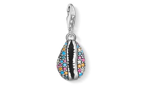Charm-Anhänger von Thomas Sabo in mehrfarbigen Farben, gestaltet als Kauri-Muschel, verziert mit bunten Steinchen, perfekt geeignet für einen maritimen Look.